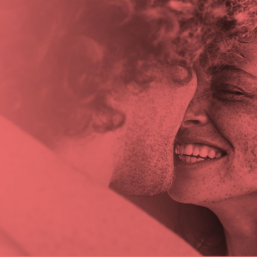 Couple enlacé, souriant